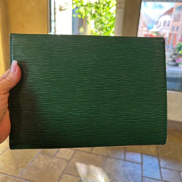 Beautiful Louis Vuitton Lena Epi Clutch - Picture 3 of 14